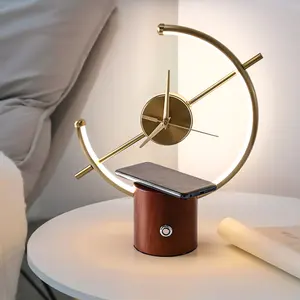 Gadgets 2024 nueva llegada Golden Time carga inalámbrica lámpara de mesa LED en forma de C con reloj a batería y Puerto USB para teléfonos