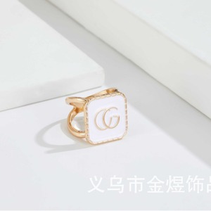 Anillo de Moda con Letra G en Resina Blanca, Diseño Cuadrado, Tono Dorado, Unisex, Accesorio de Uso Diario - Product Image 4