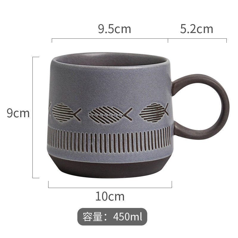 Taza de pescado gris-azul convertida en horno-pescado rayado