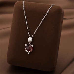 El popular collar de acero de titanio con colgante de zorro pequeño es un éxito de ventas simple, elegante y de lujo ligero para mujeres. Es una <span class=keywords><strong>Persona</strong></span> - Product Image 3