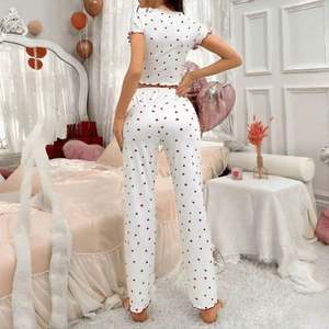Pyjama court à manches courtes pour femme, imprimé cœurs, col en V, taille haute élastique, respirant, avec nœud – Modèle I-0630 - Product Image 4