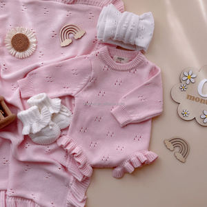 Romper de punto Pointelle con estampado de flores Peach Bloom y volantes en las piernas, suéter de algodón personalizado para baby shower, pelele. - Product Image 3
