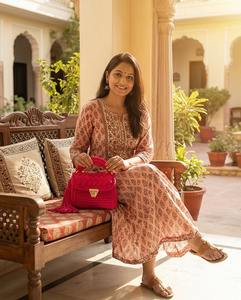 Bolso de Mano Trenzado Rosa Intenso Hecho a Mano, Moderno y Elegante con Perlas, Dos Correas, Estilo Boho, Tejido de Cordón de Algodón a Buen Precio - Product Image 2