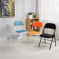Chaise pliante d'extérieur moderne et durable avec cadre métallique et rembourrage doux, idéale pour l'hôtellerie, empilable, confortable, disponible en plusieurs couleurs – Vente en gros usine