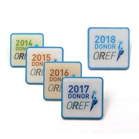 Venta al por mayor de insignias de metal personalizadas con diseño de dibujos animados, chapadas en oro, con color Pantone y logotipo impreso, para solapa.