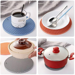 แผ่นซิลิโคนกันความร้อนรูปทรงรังผึ้ง ขนาด 18 ซม. แผ่นรองโต๊ะครัวป้องกันการลวก ชุดป้องกันภาชนะทำอาหาร จำนวน 2 ชิ้น - Product Image 2