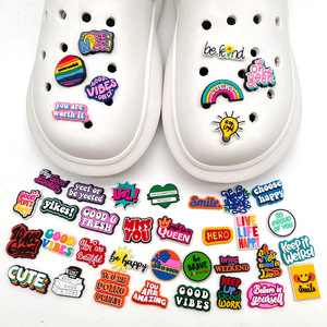 40 Piezas <span class=keywords><strong>de</strong></span> Dijes <span class=keywords><strong>de</strong></span> PVC <span class=keywords><strong>para</strong></span> Zapatos con <span class=keywords><strong>Frases</strong></span> Encantadoras y Letras <span class=keywords><strong>para</strong></span> Adolescentes, Hombres y Mujeres, Regalos <span class=keywords><strong>para</strong></span> Fiestas <span class=keywords><strong>de</strong></span> <span class=keywords><strong>Amor</strong></span> - Product Image 2