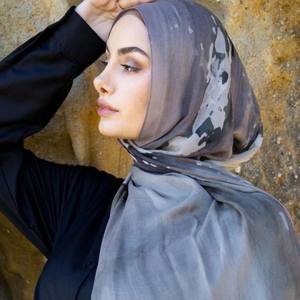 Hijab en modal de luxe de haute qualité Imprimés tropicaux élégants Enveloppe super douce-Design doux Sensation légère pour un été à la mode - Product Image 2