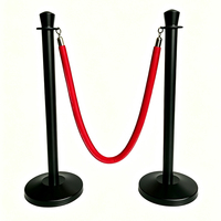 Poteau de guidage de foule noir mat avec corde en velours rouge pour événements hôteliers et VIP
