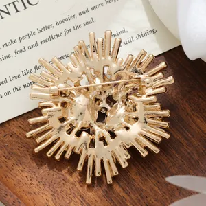 <span class=keywords><strong>Broche</strong></span> de <span class=keywords><strong>luxe</strong></span> en alliage de zinc plaqué or au style rétro et tendance pour femmes et enfants, accessoires vestimentaires polyvalents pour mariage - Product Image 2