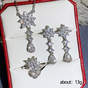 Set di Tre Collane a Goccia Floreali per Donne, Gioielli di Moda con Pietre Scintillanti, Idea Regalo - Product Image 5