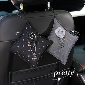 Ambientador colgante de carbón activado con forma de almohada decorativa para coche, elimina olores del interior del vehículo, estilo Camellia. - Product Image 1