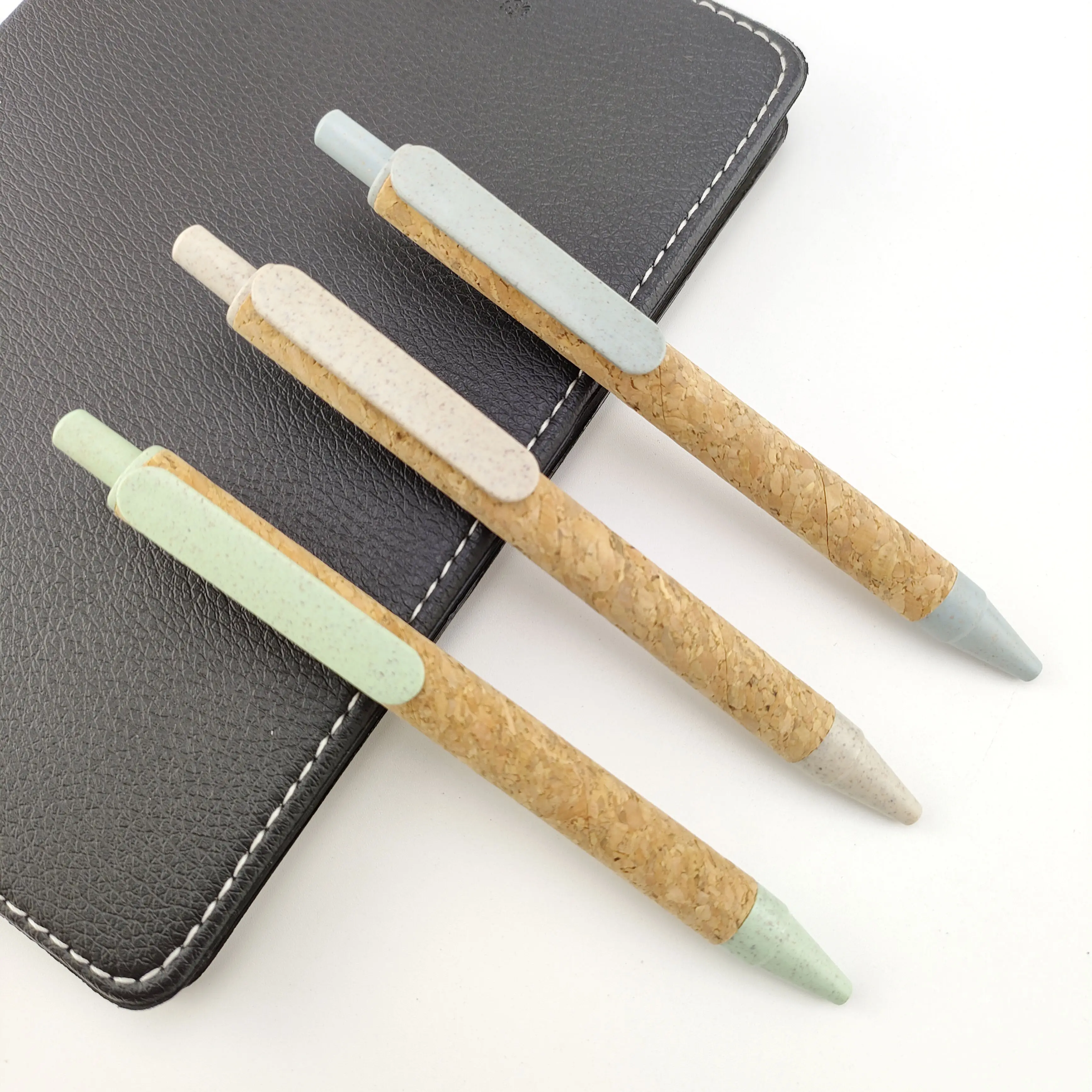 Les fabricants fournissent un stylo à bille en paille de blé stylo en liège stylo cadeau Le stylo à bille personnalisé peut être imprimé