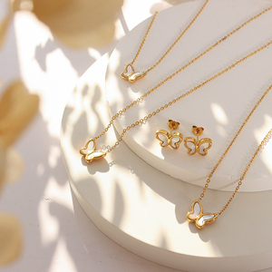 Conjunto de Collar con Colgante de Mariposa de Nácar y Acero Inoxidable Chapado en Oro Real de 18k, Estilo Delicado, para Mujer - Product Image 1