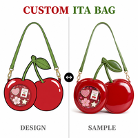 Sac Ita personnalisé en cerise avec bandoulière réglable, anneau en D doré, fermoir mousqueton, boucle et fermeture éclair, doublure premium