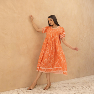 Vestido Midi de Algodón Estampado Naranja con Pliegues, Manga Corta, para Mujer, con Tela Ligera, Estilo Moderno y Ajuste Cómodo - Product Image 1
