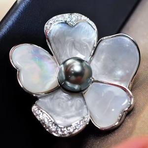เข็มกลัดดอกคามิลเลียห้ากลีบระดับไฮเอนด์ ประดับเปลือกหอยธรรมชาติเคลือบทองแดงเคลือบทอง ประดับเพชรซิคอนและมุก สำหรับตกแต่งเสื้อผ้าหรือเป็นของขวัญ - Product Image 3