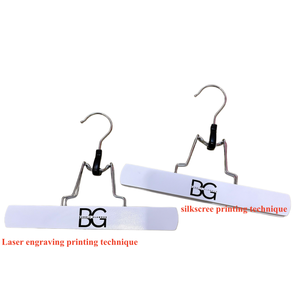 Cintre en <span class=keywords><strong>bois</strong></span> personnalisé avec logo blanc et noir pour extensions de cheveux, pince sur mesure pour vêtements, pantalons et perruques - Product Image 2