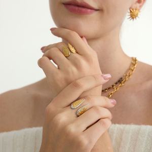 Bagues de mariage fines et tendance en acier inoxydable plaqué or 14k 18k PVD pour femmes, bague Ailes de la Liberté pour hommes et femmes - Product Image 3