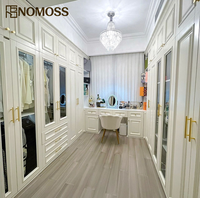 Conception de dressing sur mesure de luxe moderne avec organisation personnalisée pour les intérieurs de villas haut de gamme