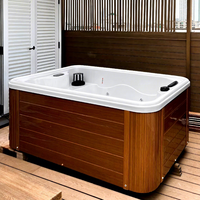 Bain de massage autoportant moderne et compact en acrylique pour 2 personnes avec éclairage LED, sièges confortables et jets d'hydrothérapie à air, extérieur
