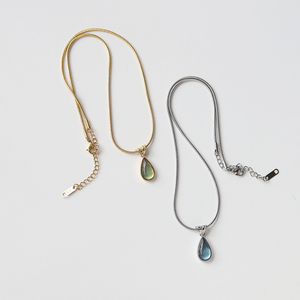 Collier pendentif minimaliste en verre bleu, forme goutte d'eau délicate, chaîne serpent plaquée or 18 carats, acier inoxydable vintage - Product Image 5