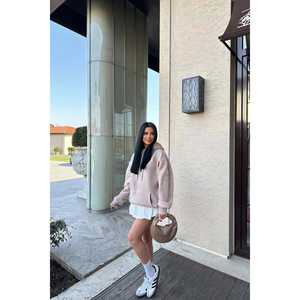 Sudadera con Capucha Beige de Alta Calidad para Mujer con Diseño Bordado en E, Material de Seda, Estampado Puff y Técnicas de Pedrería - Product Image 4