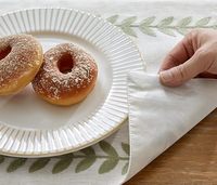 Serviettes de table en lin brodées sur mesure, fabricant certifié OEKO TEX et BSCI, toutes couleurs et tailles disponibles pour hôtel et restaurant
