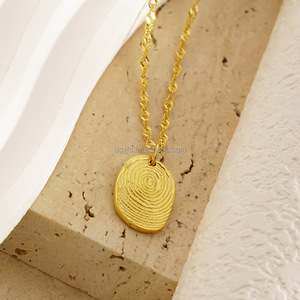 Collier pendentif empreinte digitale vintage en acier inoxydable plaqué or 18 carats, chaîne vague d'eau, médaillon ovale inaltérable, bijou. - Product Image 3