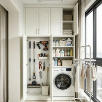 Armoire de rangement murale blanche sur mesure de qualité supérieure avec plusieurs compartiments pour les produits de lavage et les outils à main
