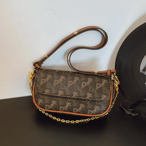 Sac à main tendance en PU pour femme. Avec décoration en chaîne. Peut être porté en bandoulière. - Product Image 2