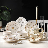 Set Peralatan Makan Keramik Gaya Eropa Vintage, Termasuk Teko Kopi, Piring Makan, Cawan, dan Set Cangkir dengan Motif Kupu-kupu, Capung & Bunga Istana