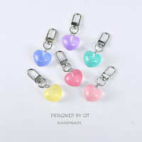 Porte-clés en résine en forme de cœur, cadeaux créatifs pour couples, breloque de sac pour filles, accessoires pour étui d'écouteurs, pendentif en forme de cœur
