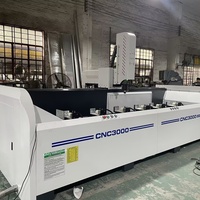 Centre d'usinage CNC 5 axes industriel pour le perçage, le fraisage et le taraudage de profilés en aluminium architecturaux