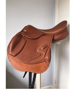 Silla de Montar de Cuero Premium de Venta Caliente para Salto con Diseño de Corte Delantero, Asiento Ligero y Cómodo, Silla de Montar Profesional para Equitación - Product Image 1