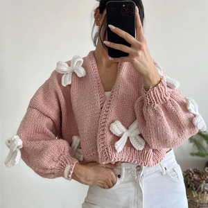 Cardigan in maglia pesante lavorato a mano invernale da donna con maniche a sbuffo personalizzate con chiusura monopetto fiocco bianco in rosa - Product Image 4