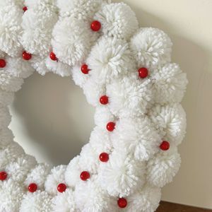 Guirlandes de Noël modernes faites à la main avec des pompons rouges en forme de baies, décorations et supports pour portes extérieures - Product Image 4