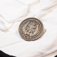 Épinglette en émail personnalisée motif croix géométrique, épinglette en émail personnalisée pour la sensibilisation, épinglette en émail personnalisée, badge de revers en argent antique pour cadeau de remise de diplôme