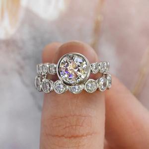 Anello di Fidanzamento da Donna in Oro Bianco con Diamante Taglio Brillante Rotondo Colore G Naturale e Pietre Laterali - Product Image 4