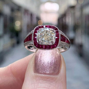 Anello Q011 in Oro Bianco con Diamante Taglio Cuscino, Montatura Pavé, Fede Nuziale, Gioielleria Fine da Donna - Product Image 1