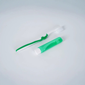 Ensemble de soins bucco-dentaires 8 pièces avec kit de brosse à dents, brossettes à fil dentaire et miroir pour le nettoyage des dents, vert - Product Image 3