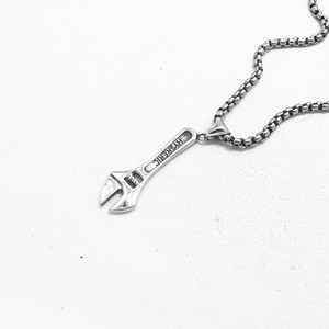 Collar con colgante de llave inglesa de acero de titanio yunnique, joyería de moda unisex para hombres y mujeres, accesorio de estilo gótico - Product Image 5