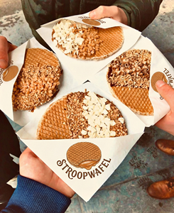 Caja de Papel Crepé Biodegradable Roja y Negra con Logotipo Impreso Personalizado, Embalaje Triangular para Llevar, Soporte para Conos de Waffle - Product Image 4