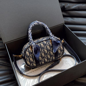 Sac à main pour femmes à motifs rétro tendance. Fabriqué en matériau PU. Sac à main de luxe de créateur. - Product Image 6