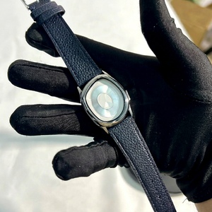 Reloj de cuarzo de lujo con esfera irregular de diseño novedoso, ideal para uso diario casual y de estilo clásico. - Product Image 1