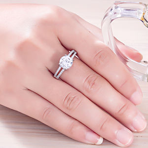 Anello di Fidanzamento in Argento Sterling 925 con Zirconia Cubica Taglio Brillante Rotondo, Design a Gambo Diviso, Gioiello Solitario - Product Image 6