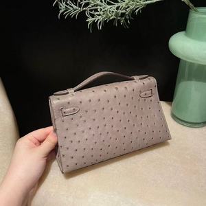 Mini borsa da <span class=keywords><strong>donna</strong></span> fatta a mano su misura in pelle di struzzo sudafricana di <span class=keywords><strong>prima</strong></span> qualità, colore grigio scuro, ideale per eventi formali. - Product Image 4