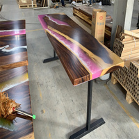 Table de salle à manger en bois massif de peuplier français avec résine époxy, plateau en résine époxy effet rivière, pour hôtel et restaurant