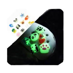 2024 bagliore luminoso nella scarpa in silicone scuro fluorescente cane koala fox panda animale serie scarpe ciondoli fibbie decorazioni