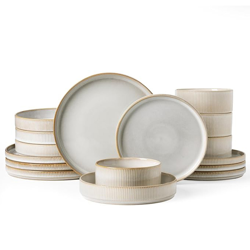 Ensemble de 12 pièces beige clair en relief, présentant de légers défauts.